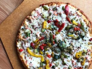 como hacer pizza de coliflor con vegetales